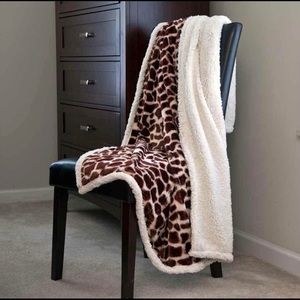 Giraffe Print Fleece Throw Blanket